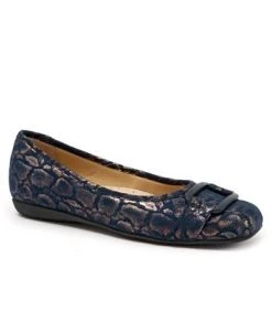 Trotters Sizzle Signature Flat 18 Trotters Sizzle Signature Flat -Sam Edelman Store 15876271 fpx